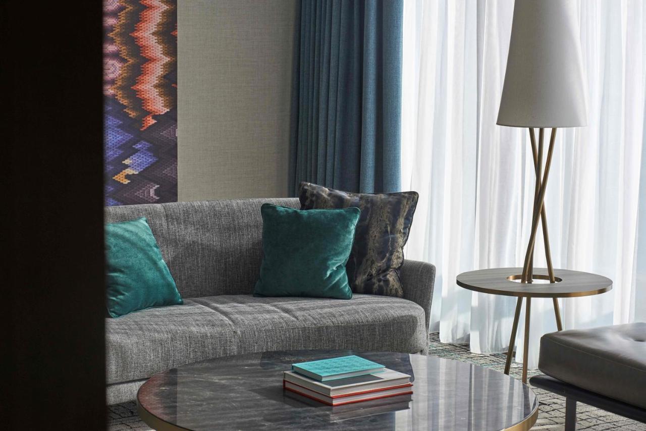 Kimpton Maa-Lai Bangkok By Ihg Hotel Kültér fotó A living room at the hotel