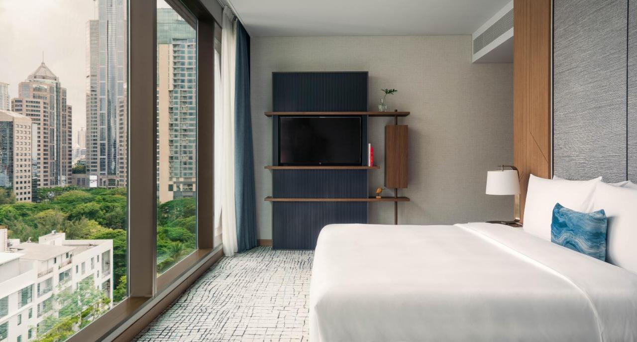 Kimpton Maa-Lai Bangkok By Ihg Hotel Kültér fotó A bedroom at the hotel